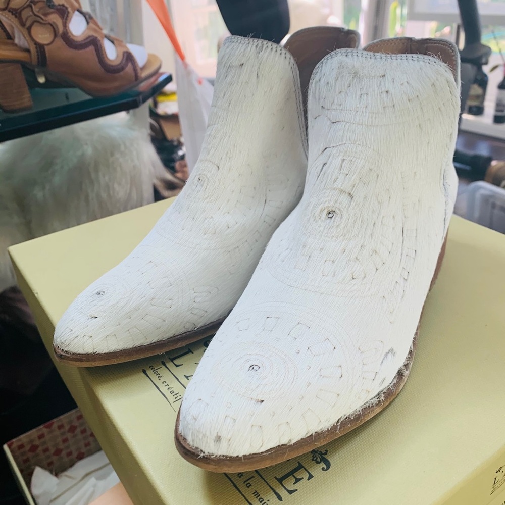 Kanna White Short Hair Booties